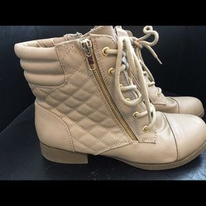 Beige boots size 7 adorable